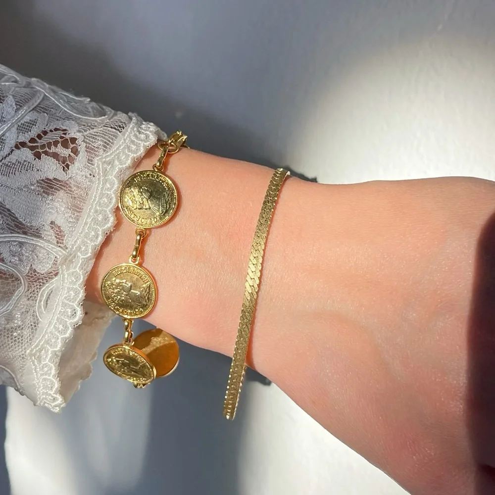 Vintage Givenchy chain bracelet in gold tone. - Picture 2 of 14